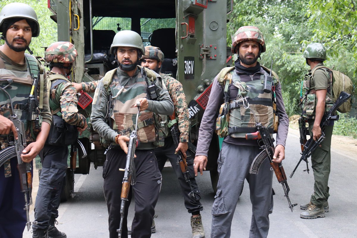 beatsinbrief's tweet photo. An #encounter has broken out between militants and security forces in #Modergam village of #Kulgam district. Reports indicate that 1 Army personnel has been injured, and 2 militants are trapped. Further details are awaited. The police and SF are in active action. #Jammu #Kashmir https://t.co/LFgA71iRpY