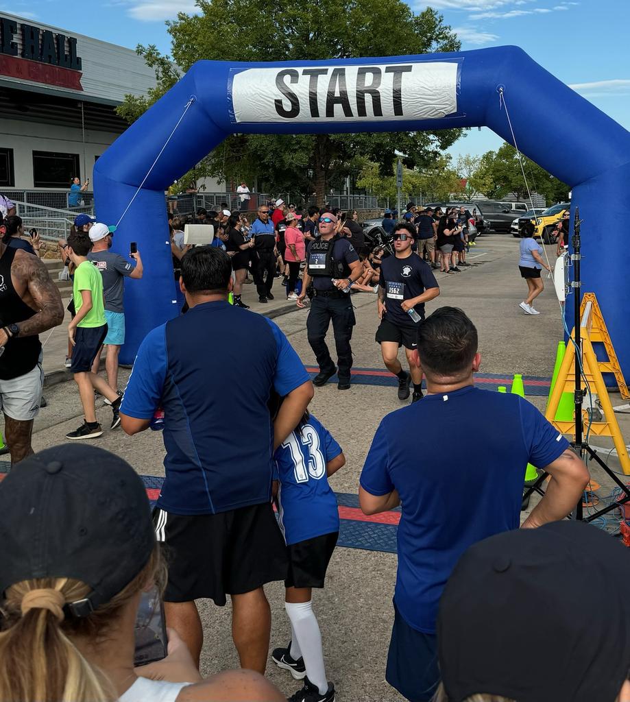 DPDReserves's tweet image. Working the Run for the Blue this morning in honor of our 5 fallen heroes from 7-7! @DPDChiefGarcia and @DPDVillarreal crossing the finish line! Thank you @BlueGuardianFo1 and all the participants! @DallasPD