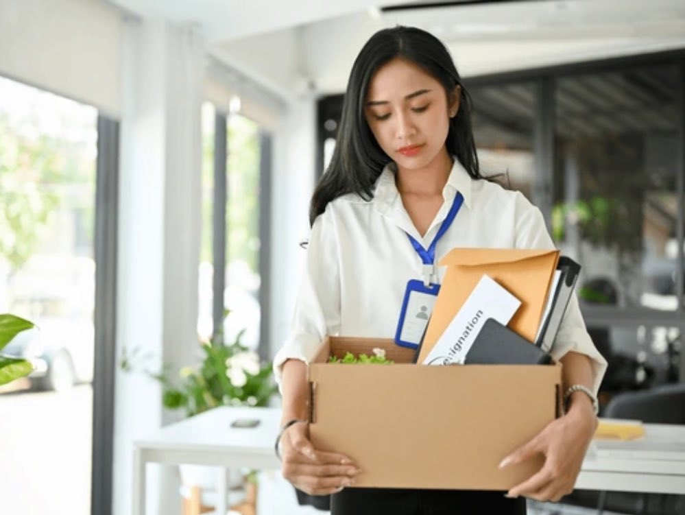 🚨 ¡Importante Sentencia Laboral! 🚨En un reciente fallo, el Primer Tribunal Colegiado del Séptimo Circuito resolvió que el despido de una madre trabajadora por acumular más de 3 faltas en 30 días debido al cuidado de su hijo debe juzgarse bajo los derechos de igualdad y no