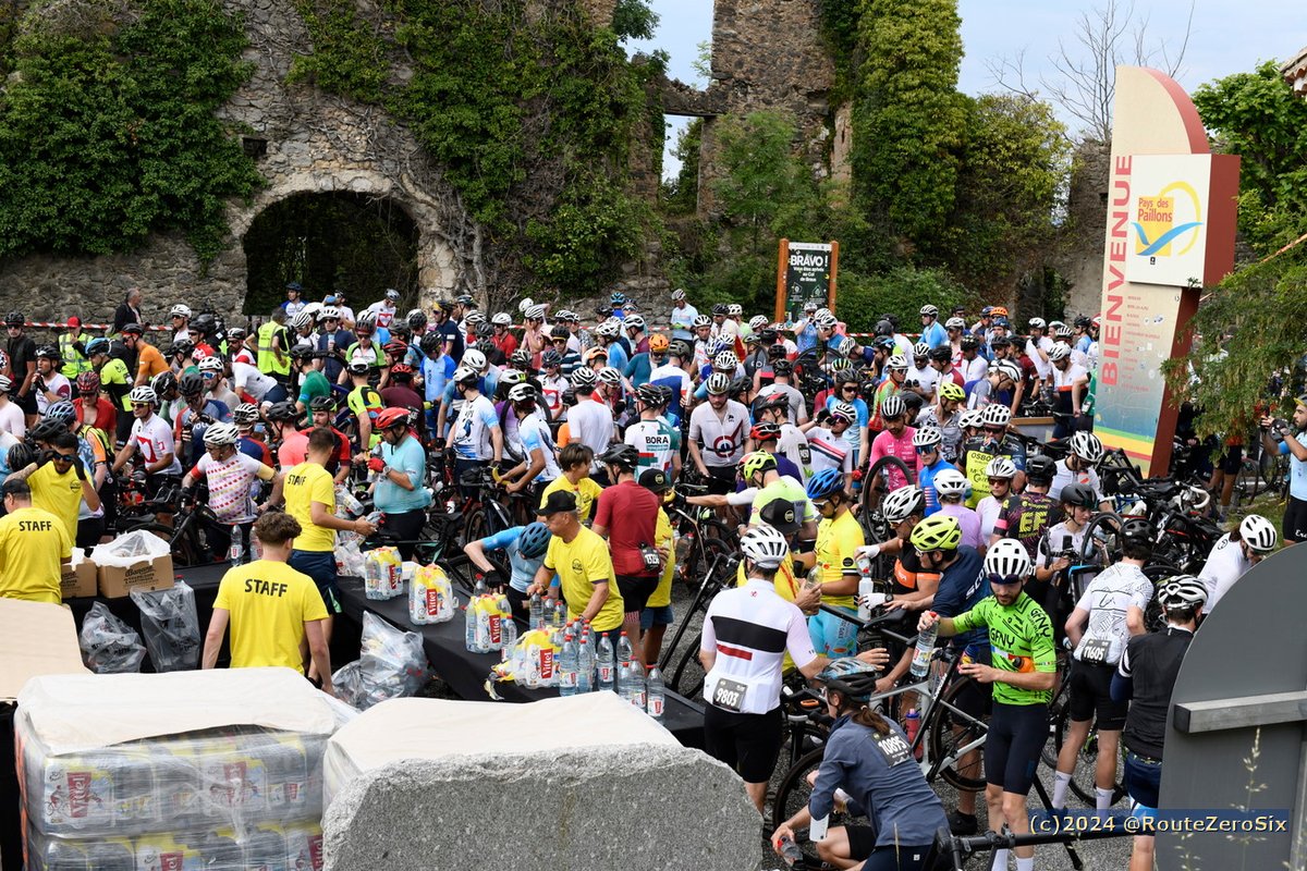 routezerosix's tweet photo. Le col de Braus n'avait pas connu pareil affluence depuis... l'époque de René Vietto !

#coldeBraus #AlpesMaritimes #LEtapeduTour #NiceCotedAzur  #cyclisme #cycling #TDF2024 https://t.co/zZ6HW1nWja
