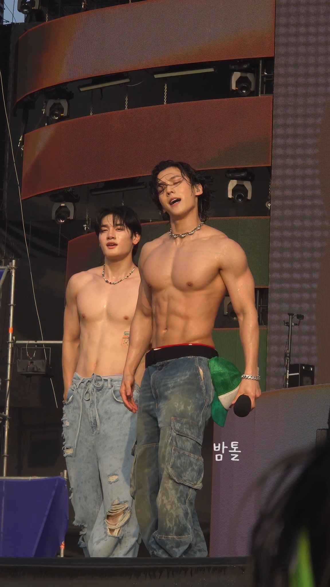 GRz22CTbEAAgluz?format=jpg&name=large