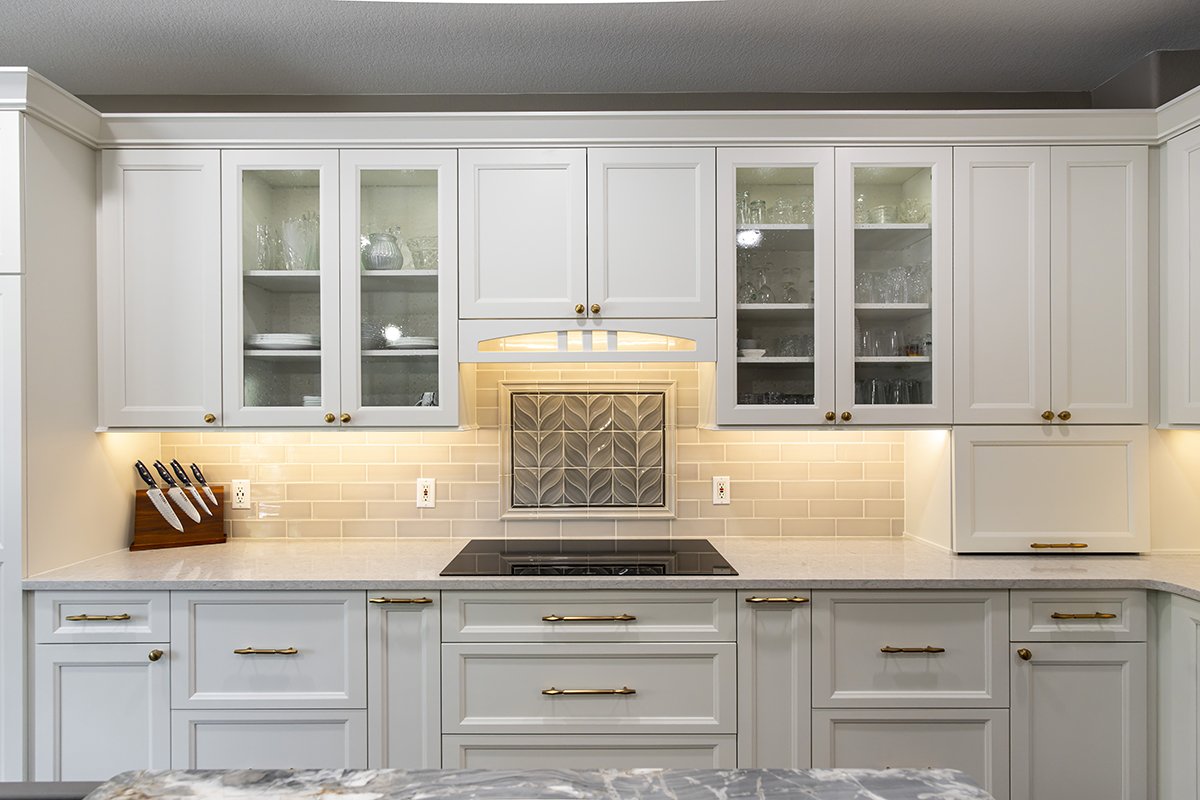 If you love to entertain guests, then you need a kitchen designed with style and functionality in mind. We can help with that! Cabinets by <a href="/Showplace_Cab/">Showplace Cabinetry</a>. Edgewater | White Dove paint