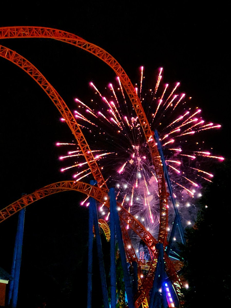 BmoreTom17's tweet photo. What an amazing fireworks display put on by @Hersheypark last night!🤩🎆🎢 https://t.co/4lnQG7C636