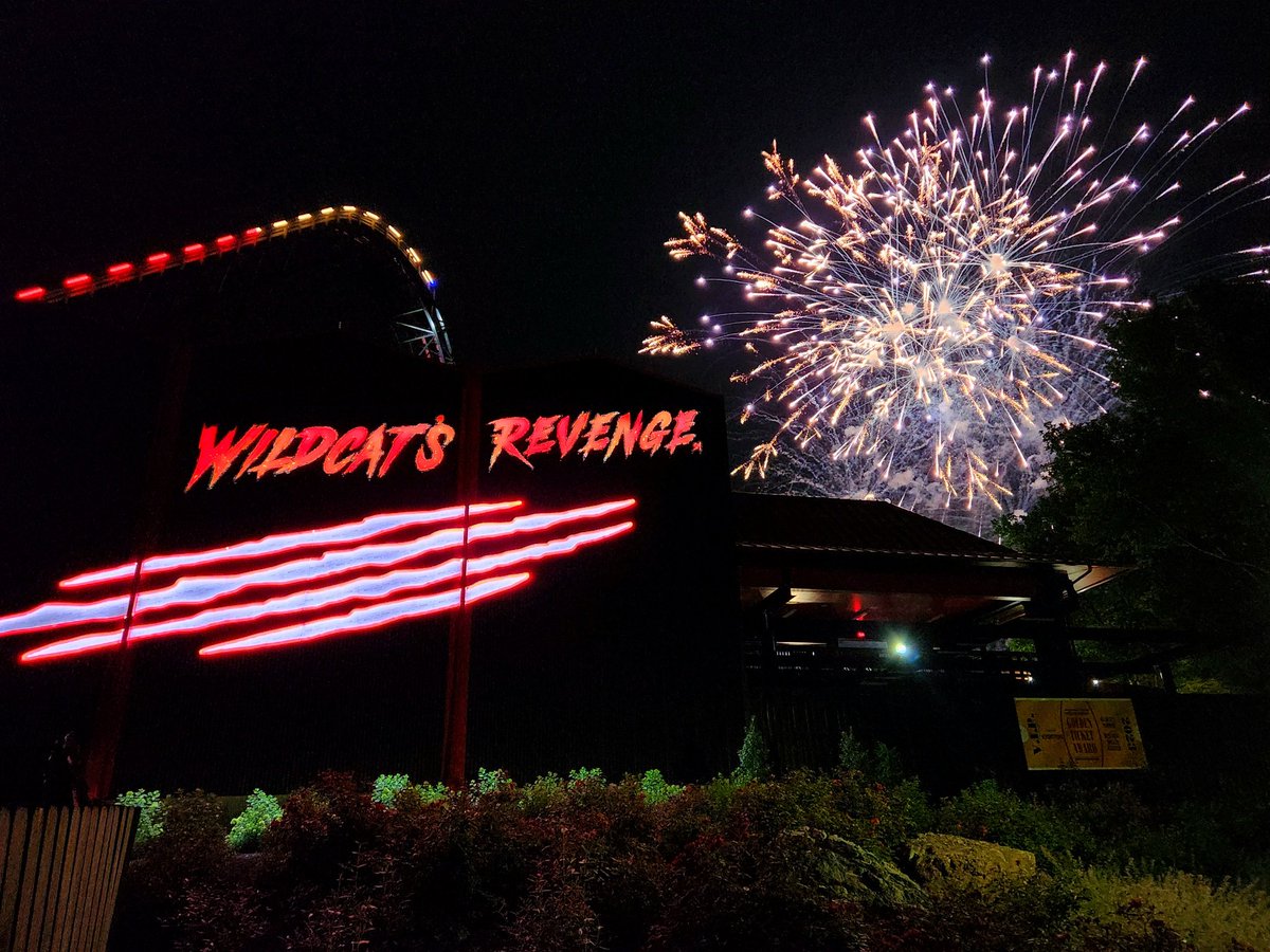 BmoreTom17's tweet photo. What an amazing fireworks display put on by @Hersheypark last night!🤩🎆🎢 https://t.co/4lnQG7C636