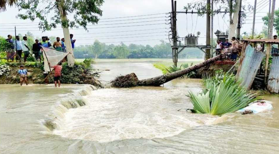 যমুনা নদীর পানির প্রবল স্রোতে ভেঙে গেছে সংযোগ সড়ক