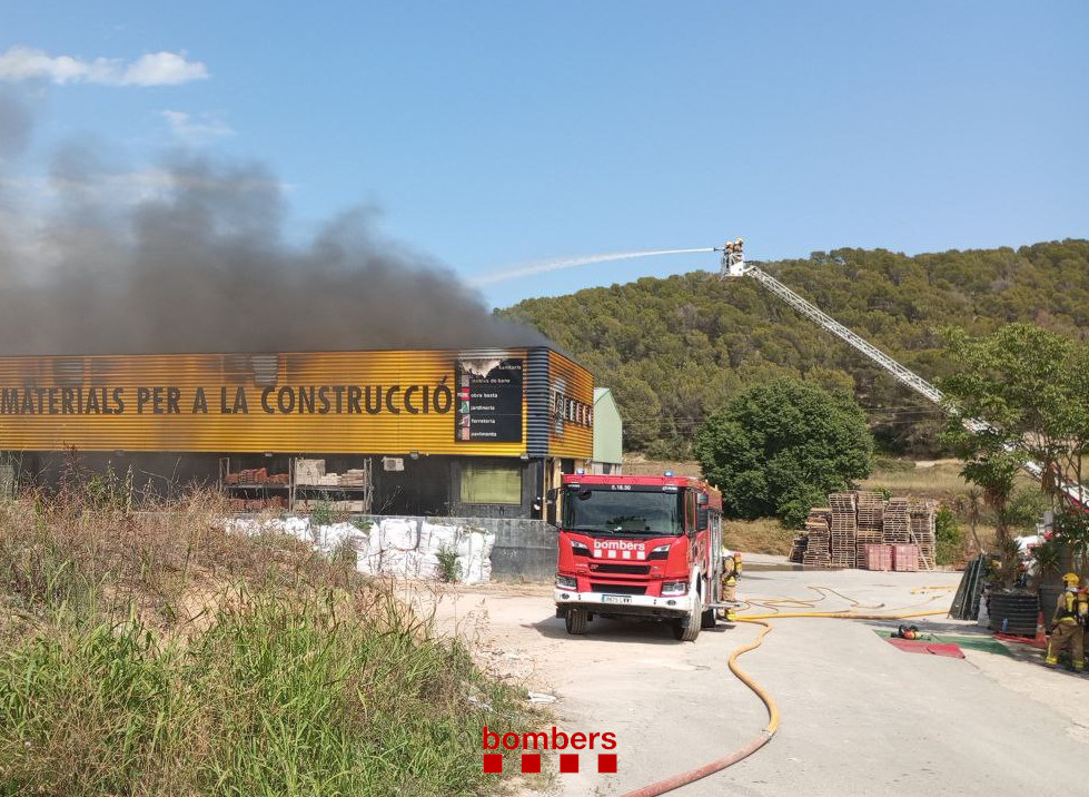 Incendi desenvolupat a una nau de materials per a la construcció ubicada als tres torrents de Canyelles (avís 15.35h). Cremen dos camions a l'interior. Estem fent atac des de l'exterior amb l'objectiu de confinar el foc i evitar que propagui a la nau adossada. 

13🚒 #bomberscat