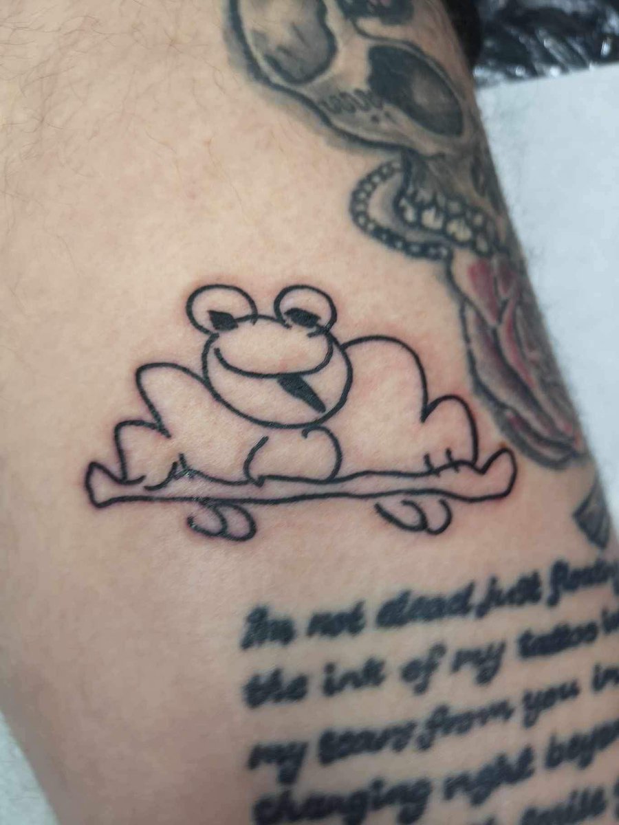 🫶🏼❤️🫶🏼 couldn’t be happier with these! <a href="/Pink/">P!nk</a> drew me a frog on a skateboard and her autograph P!nk tattoo number 20 and 21 😍#pinksummercarnival