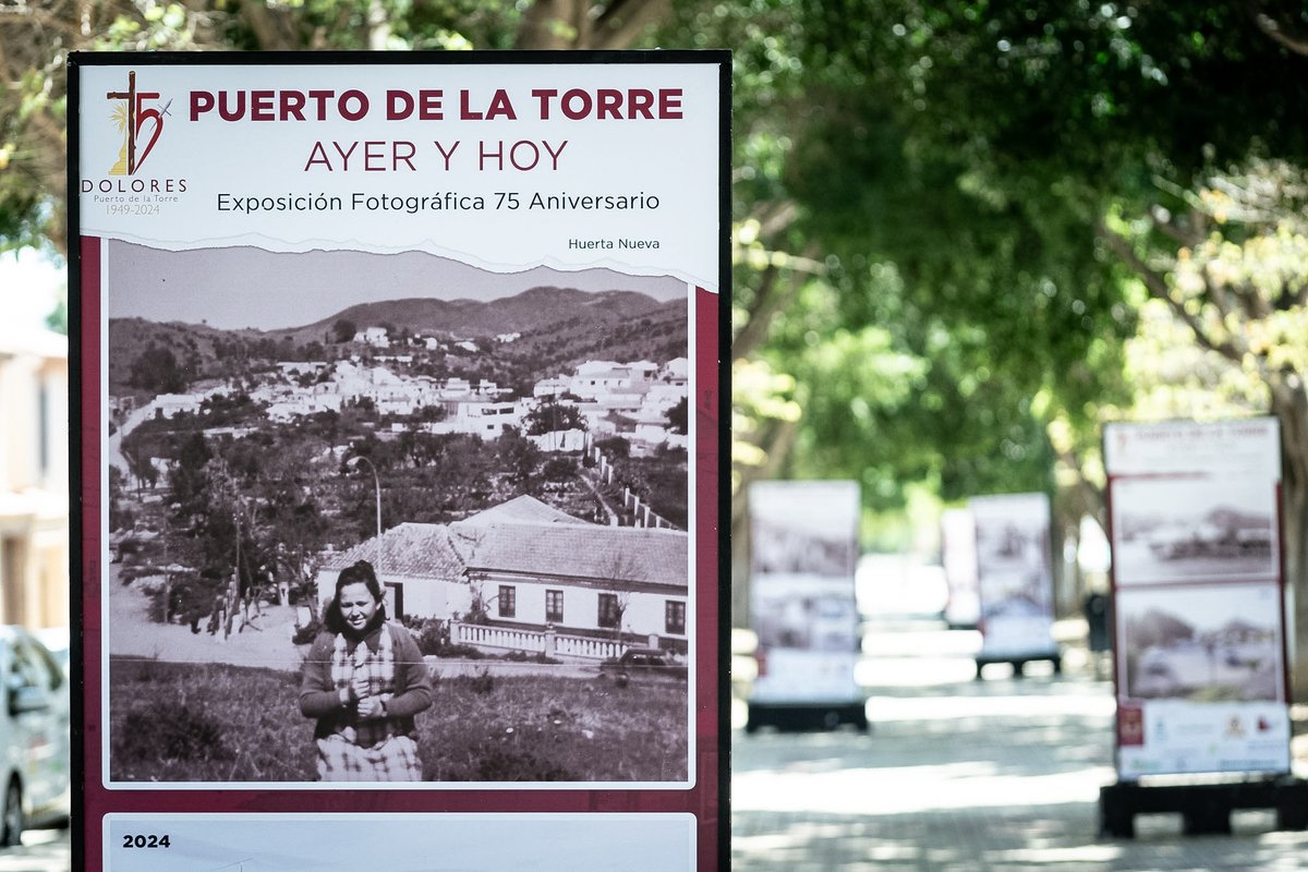 malaga's tweet photo. El alcalde, @pacodelatorrep, junto al concejal del distrito Puerto de la Torre, @jfgesp, ha visitado hoy la exposición fotográfica organizada por el 75º aniversario de @DoloresPtoTorre. La muestra puede verse hasta el 12 de julio en la avenida Andersen. https://t.co/65OnZAXAUa