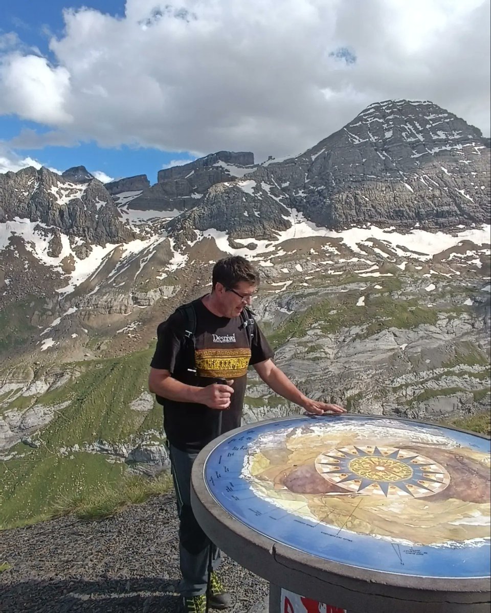 Estoy en el Pirineo para promocionar, entre otras cosas, mi segundo libro sobre el Pirineo Aragonés Occidental, y entre esas otras cosas, he estado en el Circo de Gavarnie  y en el Pico de Tentes, en el que puede verse la brecha de Rolando y el Taillón, una auténtica maravilla.