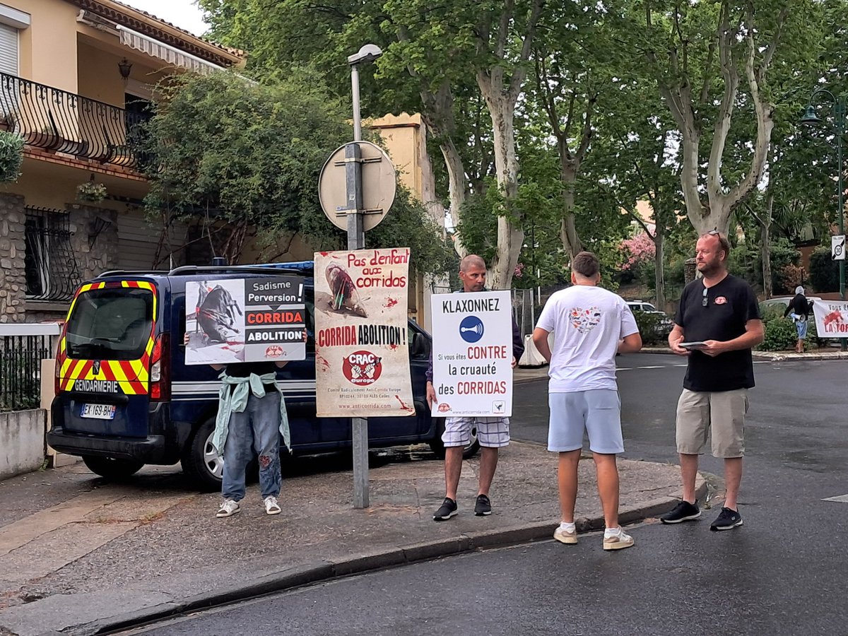 AllianceEthique's tweet image. Action en cours avec @BeziersColbac, @L214, @SaveSete en soutien du @CRAC_Europe 66. Il pleut à #ceret (66). La novillada sera-t'elle annulée ? Ns l'espérons sincèrement pour les 6 taurillons. Assez de sang versé !
#StopCorrida #CorridaAbolition