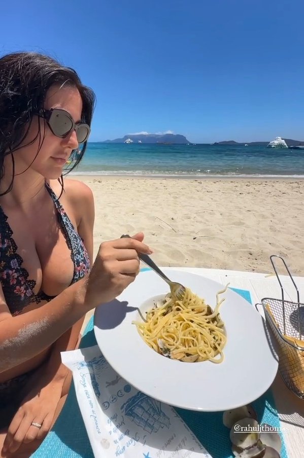 GRz6TOJWEAAH1VD?format=jpg&name=900x900