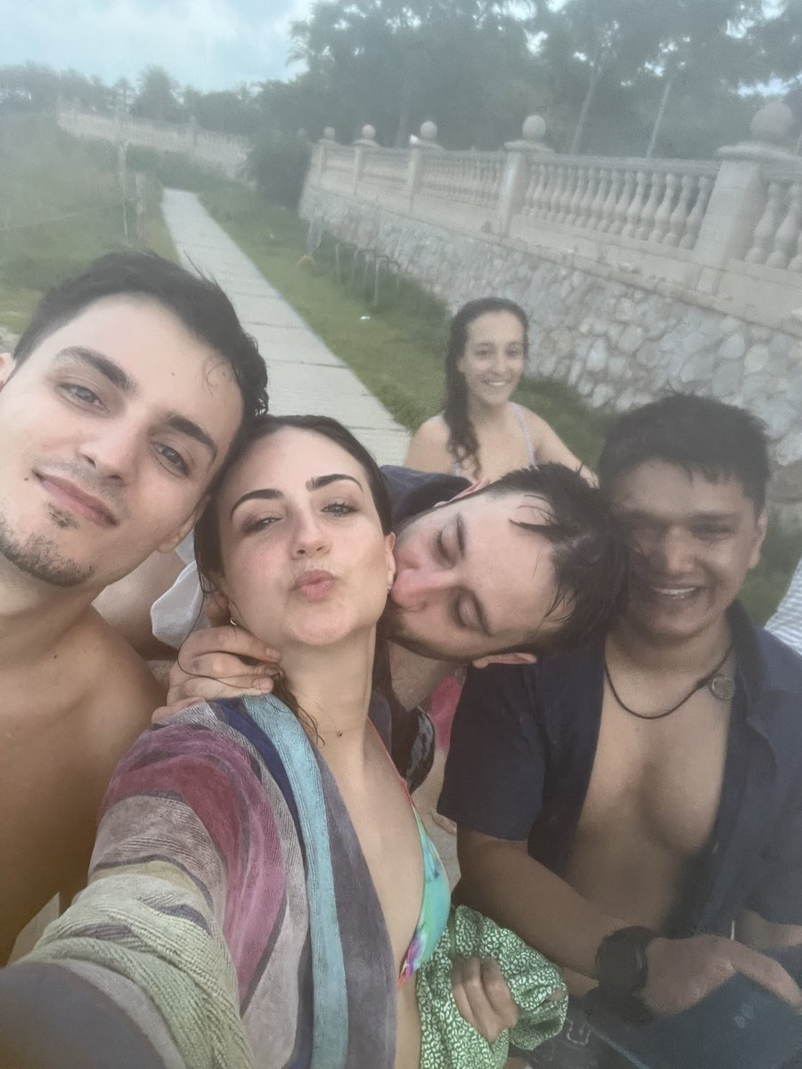 Esta buena gente ha encontrado mi móvil en la playa esta mañana y me lo han devuelto 5 minutos antes de la prueba de sonido en Vilanova y la Geltrú. Solo quería agradecerles eternamente e invitarles a cualquier concierto mío que quieran venir. Twitter haz tu magia