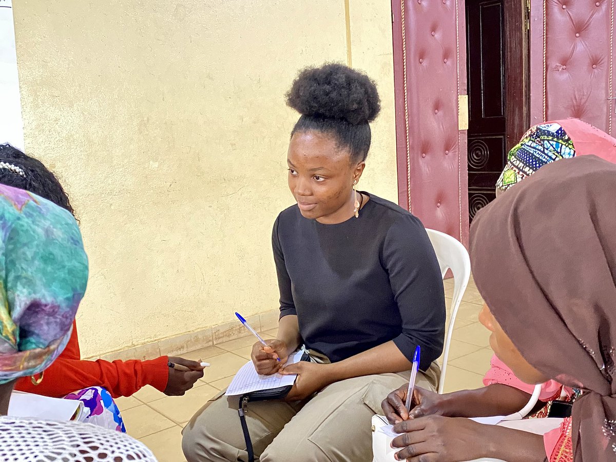 UNFPACameroon's tweet photo. #SWEDD:Suite à l’adaptation des curricula des guides pour Espaces Sûrs (ES),@swedd_africa @Swedd_Camerun & UNFPA forment les formateurs de mentores d’ES
Après la théorie,il s’est agi d’une session pratique en situation réelle avec des jeunes filles au #CMPJ de Madagascar,Yaoundé https://t.co/oeDTHCLXPE
