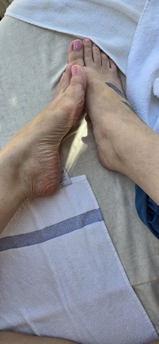 Time to suck my toes! https://t.co/sgLg4PZknB