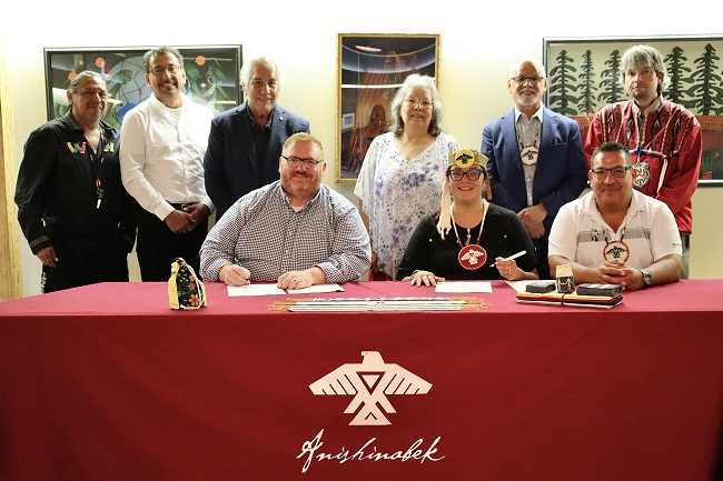 EmbrComm's tweet image. Anishinabek Nation and MNR have signed an MOU to advance natural resource management in Ontario. Strengthening communication and collaboration for sustainable development. #AnishinabekNation #NaturalResources #Partnership

Source: anishinabeknews.ca/2024/07/03/ani…