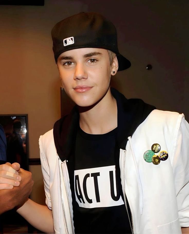 flatlinebizzlee's tweet photo. justin bieber as a person through the years (drugs, toxic relationships, hailey) a thread; https://t.co/zbo5uUluOj