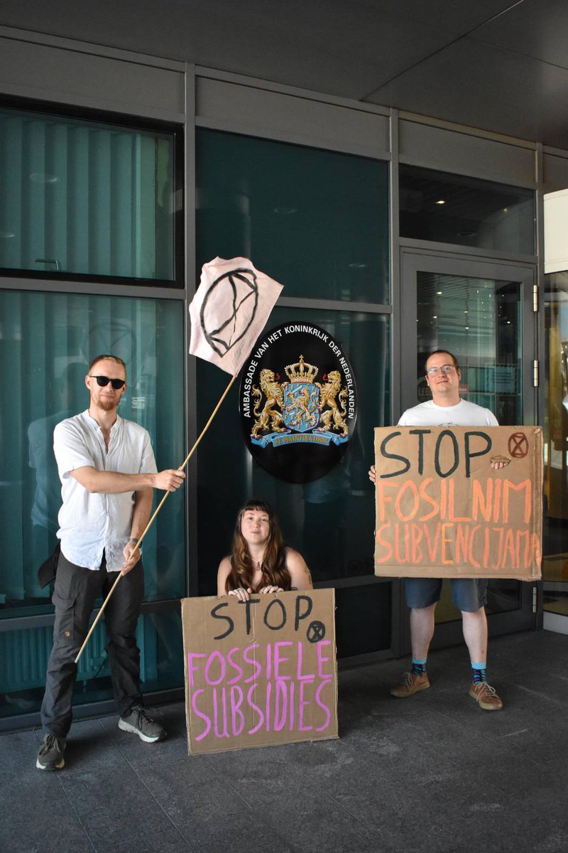 NLRebellion's tweet image. Today, rebels from @SerbiaXr protested in front of the Dutch embassy in Belgrade in solidarity with rebels from The Hague against the 39.7 billion to 46.4 billion euros a year fossil subsidies. The science is clear! #StopFossilSubsidies