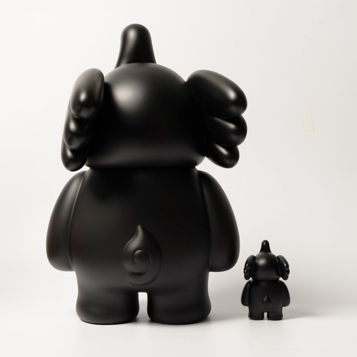 toysrevil's tweet photo. #TOYSREVILTOYNEWS: #ELFIE 'HERE I AM!' IN BLACK from #TooNatthapong X #UnboxIndustries is a 2- #vinyltoy combo set (16CM &amp; 8CM tall) priced at US$100 (exclude shipping). Drops July 6. Find out more on #TOYSREVIL: https://t.co/27MNl8khoT

#designertoy
#vinyltoy
#toynews
#toysblog https://t.co/Bv5jyWKYle