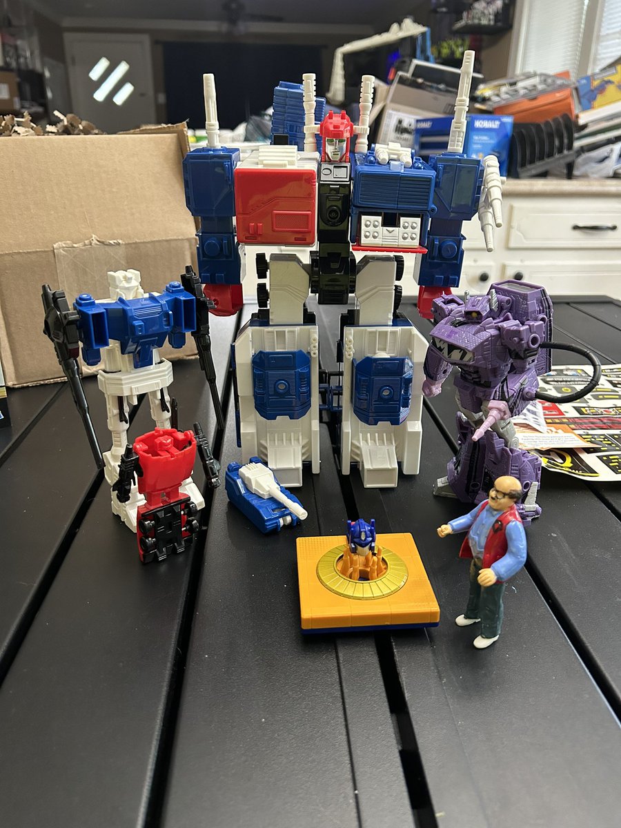 ShawnTheMonk's tweet image. Do you remember that time when ShockWave and MetroTitan stole Optimus’s head only to discover Optimus had given the Matrix to Don?
That’s how I remember it.