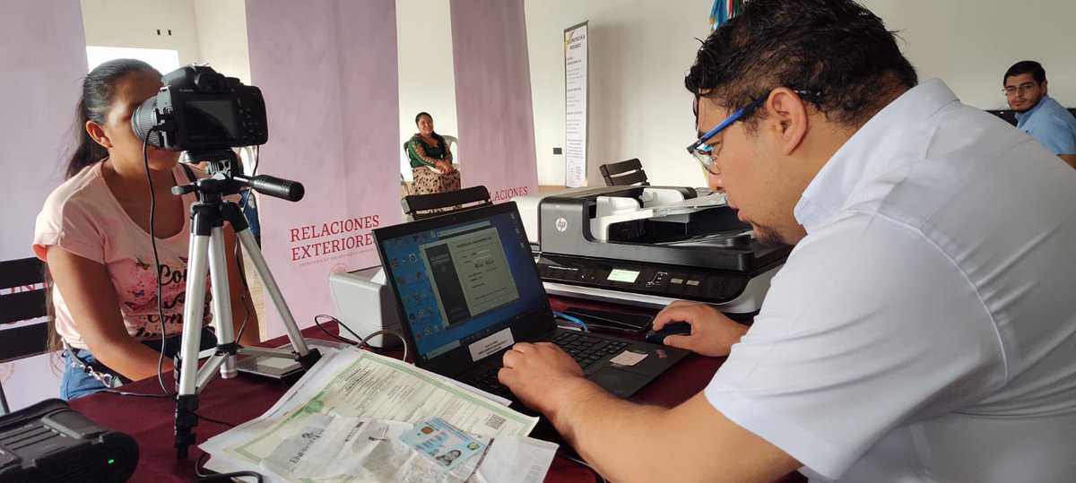 EmbaMexGua's tweet photo. Inicia el #consuladomóvil de @EmbaMexGua con el apoyo de @ConsulMexPeten en Fray Bartolomé de las Casas, Alta Verapaz. Se tramitarán registros de nacimiento, pasaportes y credenciales para votar a los connacionales de la zona.@jaime_vbt @aliciabarcena https://t.co/CdbK0cktXx