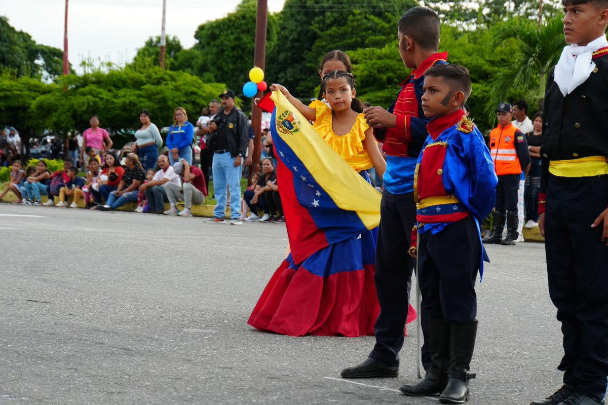 Bolívar vive ! Y vive en cada uno de los niños de la patria provenientes del pueblo, herederos y dueños de esta patria grande y bonita que nos  legaron los Libertadores !

#IntegrarEsVencer