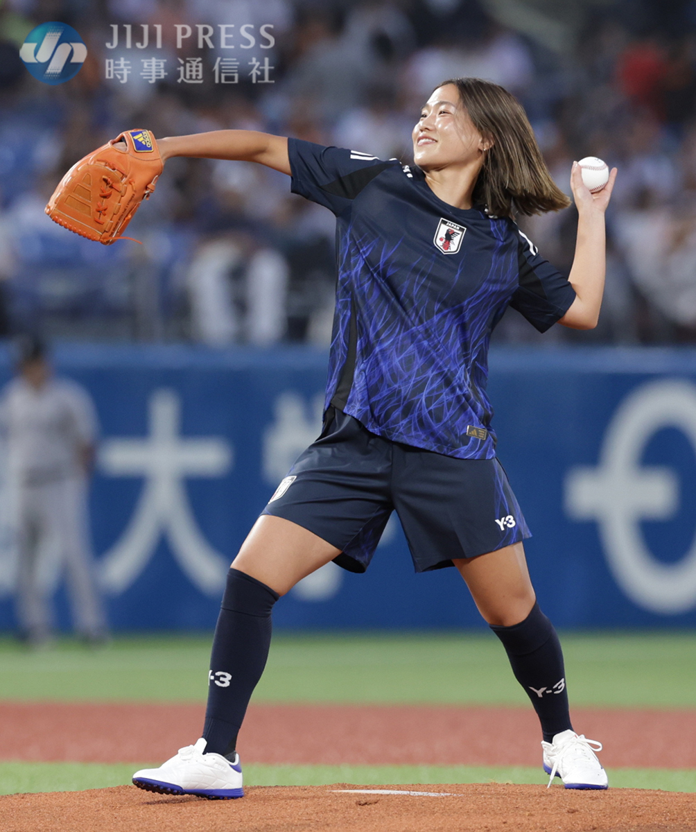 jiji_shashinbu's tweet image. プロ野球・ヤクルト―巨人戦の試合前、サッカー女子日本代表の #長野風花 選手が始球式に登場しました。
＃なでしこジャパン ＃リバプールFC
 
 写真特集『「勝利の女神」たちの華麗なる舞い～始球式～』
jiji.com/jc/d4?p=sks517…