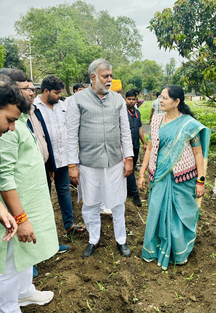 आज भोपाल में (एक पेड़ माँ के नाम अभियान) के तहत कैबिनेट मंत्री भाईसाहब प्रह्लाद जी पटेल एवं विधानसभा लांजी के विधायक राजकुमार जी कर्राहे के साथ पौधा रोपण किया !

#ekpedmaakenaam
<a href="/prahladspatel/">Prahlad Singh Patel ( वृक्ष से जल, जल से जीवन)</a> <a href="/RajkumarKarrahe/">Rajkumar Karrahe</a>