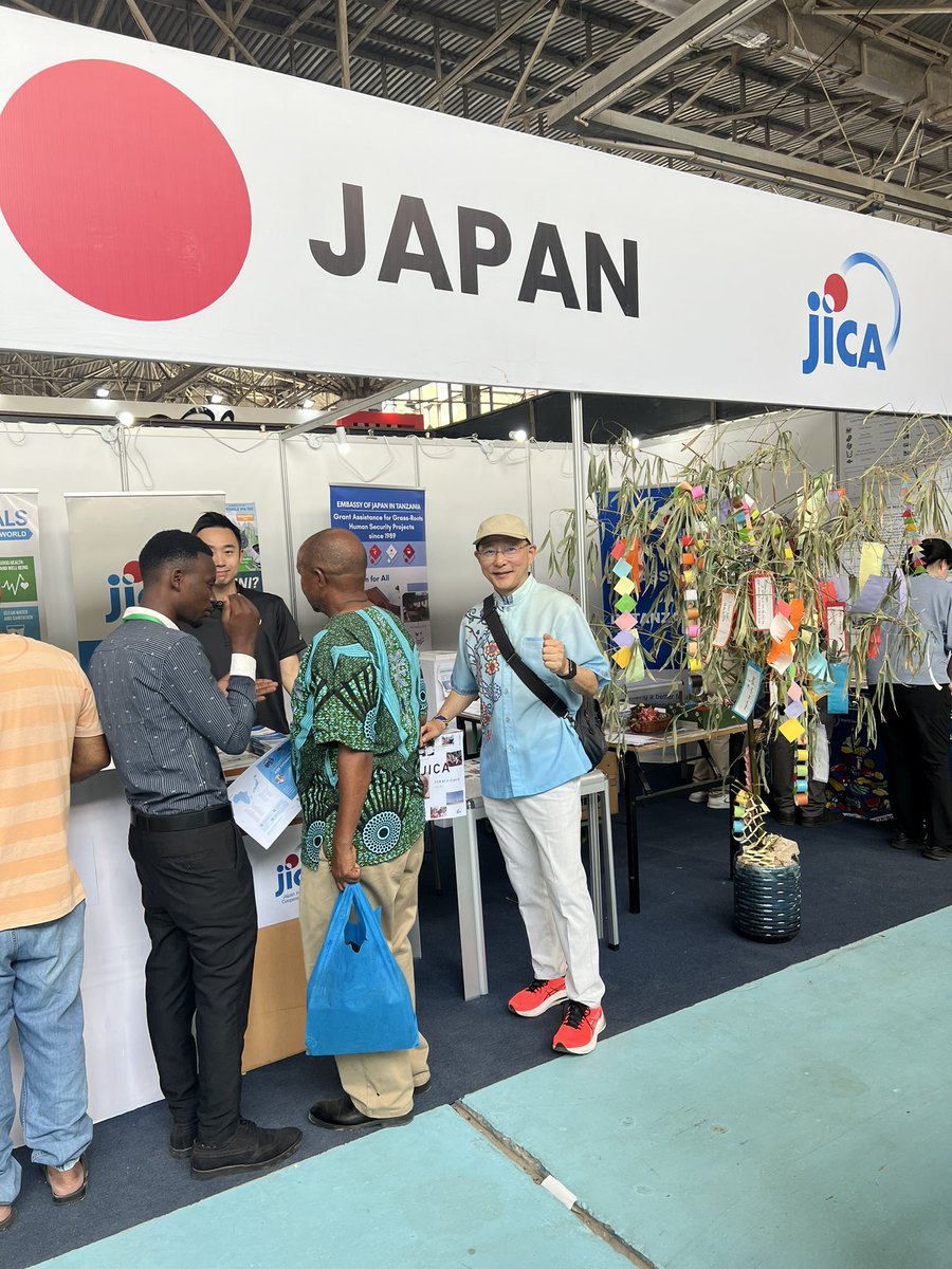 Please come to the Japan Corner at the Karume Hall in Sabasana.
Here is the JICA booth which provides information about Japanese assistance to Tanzania in various fields such as infrastructure, agriculture, health care, local governance, education and sports.