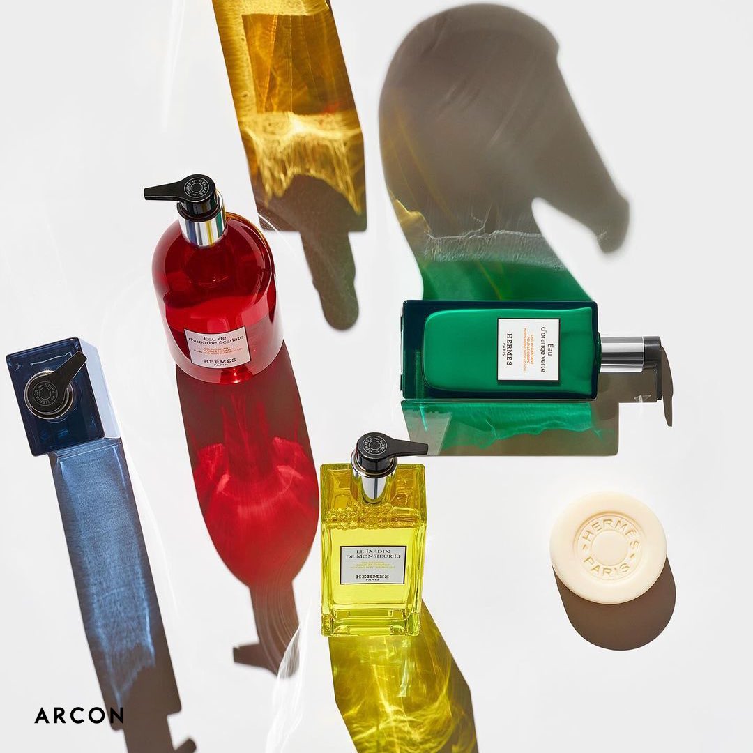 ArconKozmetik's tweet image. Kalıcılığı yüksek kokulu yağlardan, losyonlara ve sabunlara kadar geniş bir skalada büyüleyici notalar sunan Le Bain Hermès, kendinize hediye edeceğiniz nazik bir bakımın yumuşak dokunuşlarını içeriyor.

# LeBainHermes #Hermes #EnchantingNotes