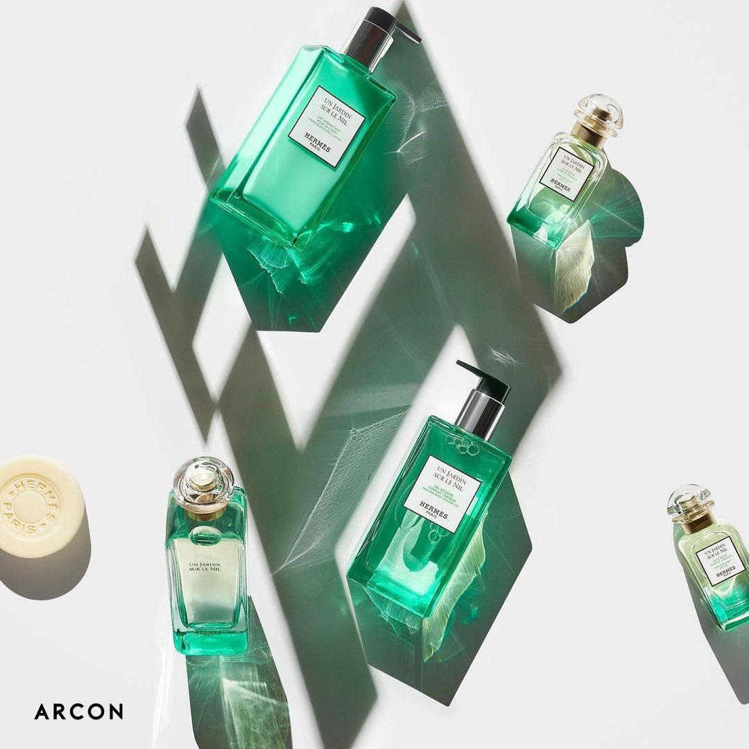 ArconKozmetik's tweet image. Kalıcılığı yüksek kokulu yağlardan, losyonlara ve sabunlara kadar geniş bir skalada büyüleyici notalar sunan Le Bain Hermès, kendinize hediye edeceğiniz nazik bir bakımın yumuşak dokunuşlarını içeriyor.

# LeBainHermes #Hermes #EnchantingNotes