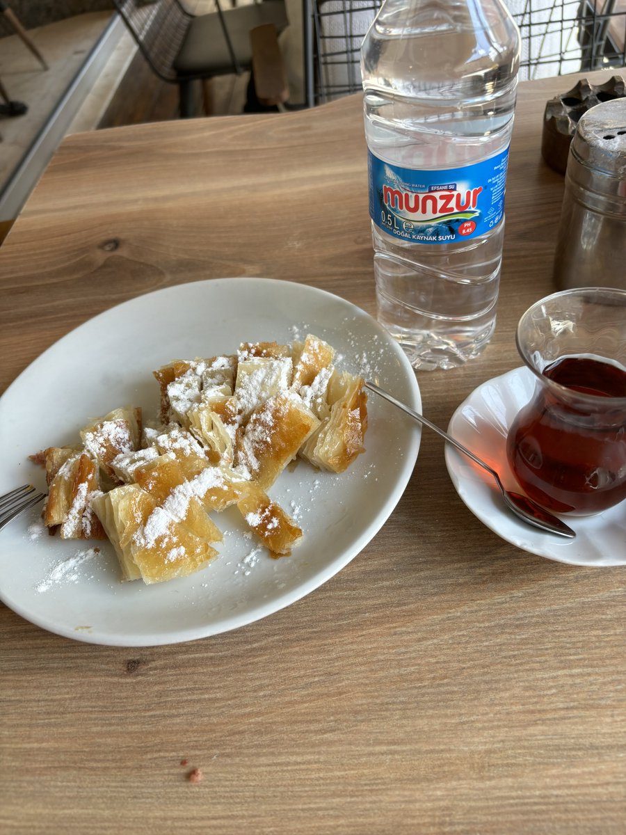 denizsapsikyan's tweet photo. türk çayı ile kürt böreği, yanında da alevi suyu.. ne de güzel gidiyor. biz niye böyle olamıyoruz....... https://t.co/dhh6VVnU9i