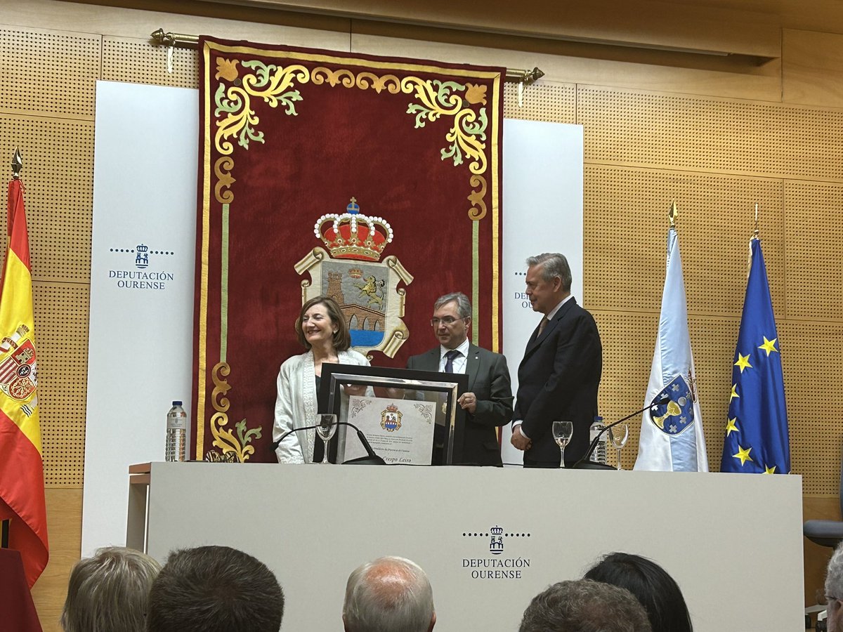 EDUARDO BARGE (@eduardo_barge) on Twitter photo A nosa querida <a href="/MG_Crespo_Leiro/">Marisa Crespo Leiro</a> recibe en presenza do conselleiro de <a href="/SanidadeXunta/">Consellería de Sanidade</a> e do presidente da <a href="/DeputacionOU/">Deputación de Ourense</a> o recoñecemento como filla predilecta da provincia de Ourense. Parabens! <a href="/SOGACAR_/">SOGACAR Cardiología</a> <a href="/SanidadeACoruna/">Área Sanitaria da Coruña e Cee</a> A nosa querida <a href="/MG_Crespo_Leiro/">Marisa Crespo Leiro</a> recibe en presenza do conselleiro de <a href="/SanidadeXunta/">Consellería de Sanidade</a> e do presidente da <a href="/DeputacionOU/">Deputación de Ourense</a> o recoñecemento como filla predilecta da provincia de Ourense. Parabens! <a href="/SOGACAR_/">SOGACAR Cardiología</a> <a href="/SanidadeACoruna/">Área Sanitaria da Coruña e Cee</a>