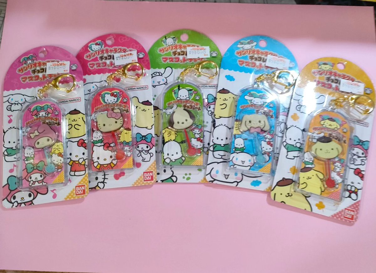 たくさんお問い合わせいただいておりますこちらの商品、入荷いたしました！
明日の開店時にレジ前にて展開させていただきます。
入荷数少ないので、マスコットチャームのみおひとり様1点の購入とさせていただければと思います。
よろしくお願いいたします！