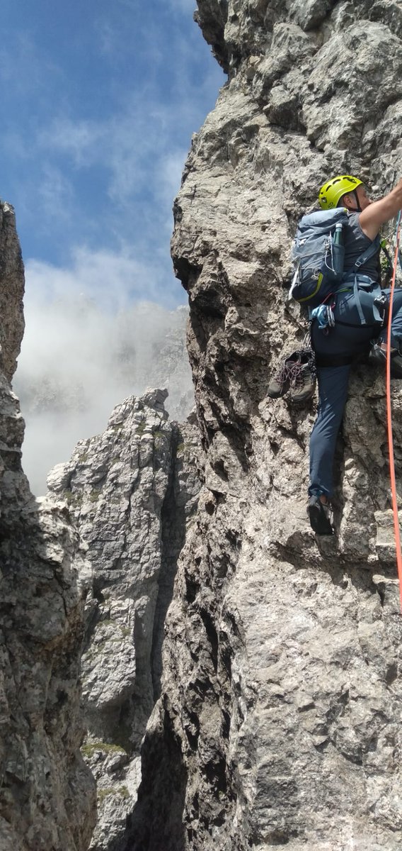 risio1958's tweet photo. In #grignetta anche le vie piรน semplici diventano #avventure Grazie a Praz per l' #arrampicata e a Raffibel per le #bellefoto #torrionemagnaghi #climbing #montagna #selvaggia #spetacul ๐ท #raffibel https://t.co/YpCjuZmKZ0