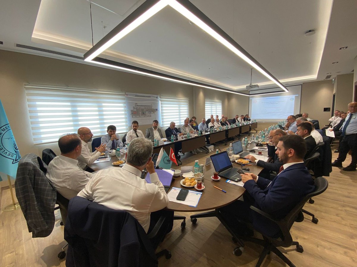 dhmihkeskin's tweet photo. Sayın Bakan Yardımcımız @iskurtenver başkanlığında, SHGM Genel Müdürü ve Havayolu yetkililerinin katılımıyla Antalya Havalimanı’nda tarihi rekorların kırıldığı turizm sezonunu daha verimli hale getirmek amacı ile “Üst Düzey Zirve” düzenlendi. 

Antalya Havalimanı’nın kapasitesini iki katına çıkaracak genişletme çalışmaları ile yoğun oranda artan uçuş ve yolcu trafiğini aynı anda yönetmek, ayrıca Avrupa hava sahasındaki tıkanıklık gibi sektörün dile getirdiği taleplere yönelik somut adımlar atmak üzere tüm paydaşlar arasında mutabakat sağlanan bir deklarasyon oluşturuldu.