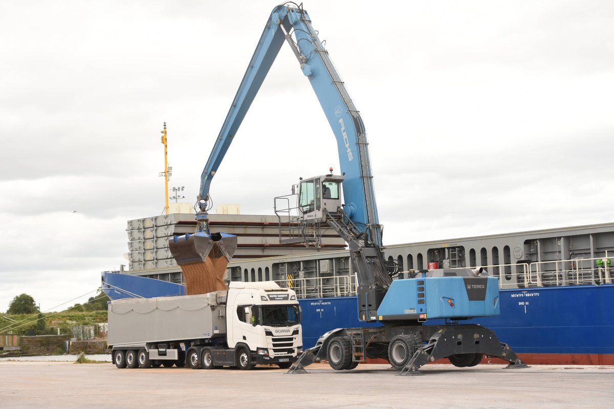 sharpnessmike's tweet image. Unloading a grain cargo from JSP TORNO at Sharpness 28th June.