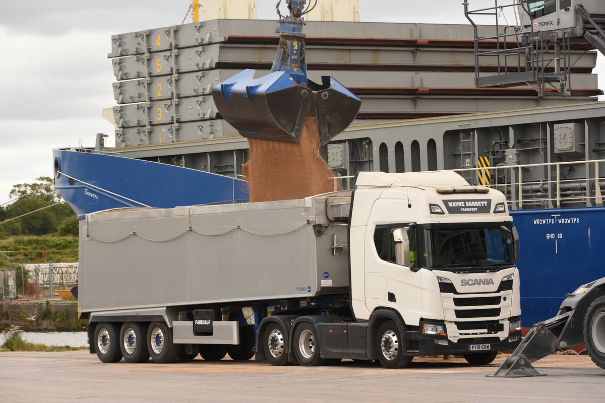 sharpnessmike's tweet image. Unloading a grain cargo from JSP TORNO at Sharpness 28th June.
