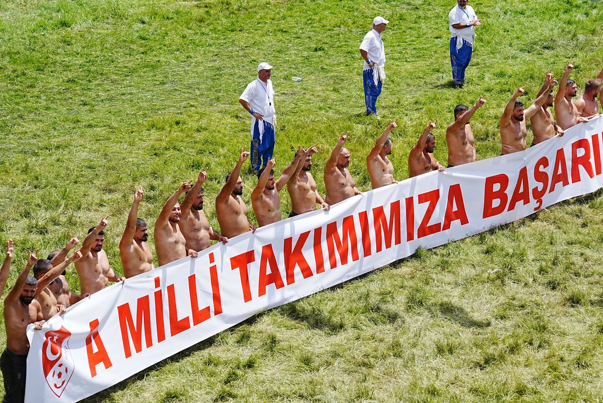 663. Tarihi Kırkpınar Yağlı Güreşleri'nde bulunan başpehlivanlar, bozkurt işaretiyle Milli Takım'a başarılar diledi.
