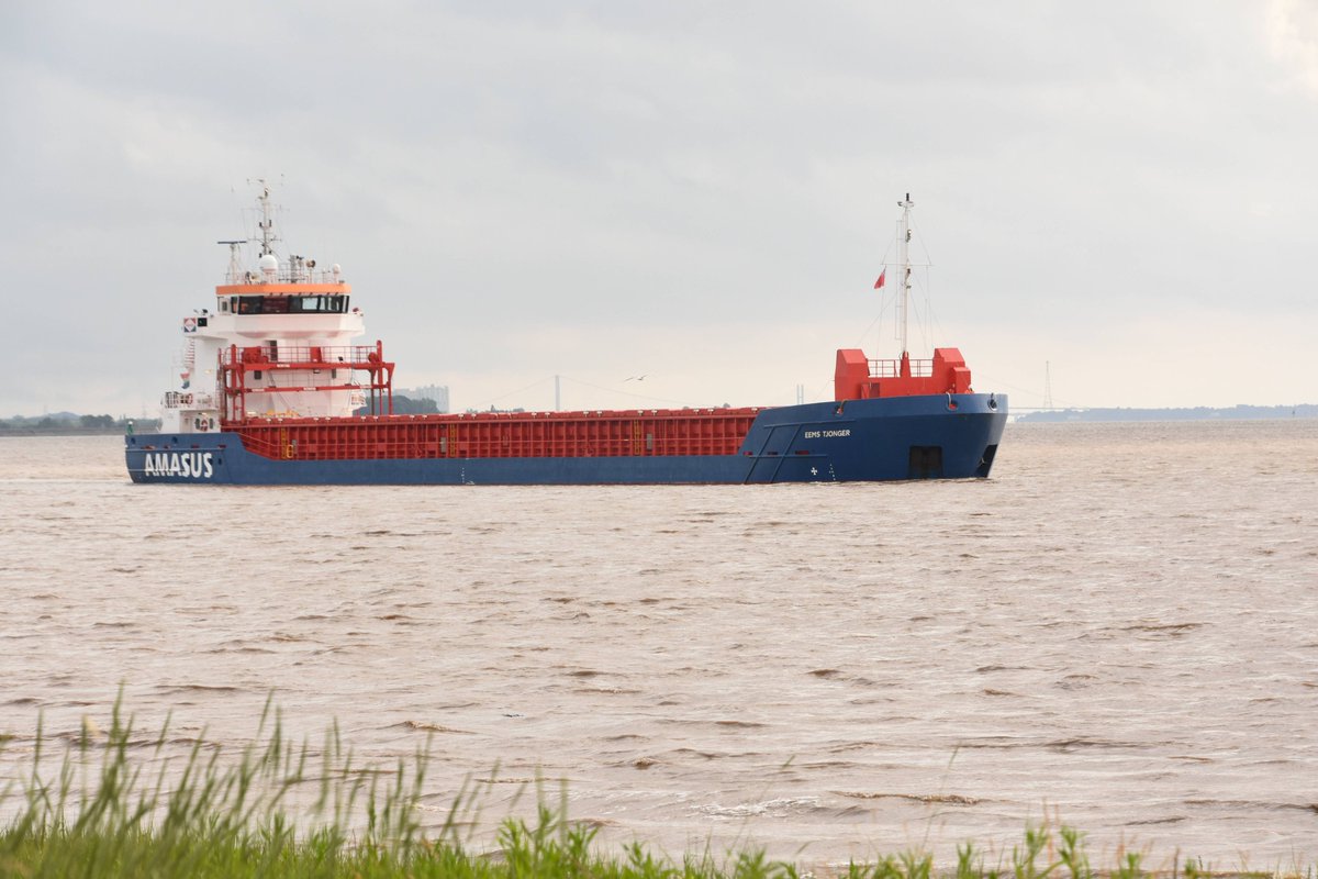 sharpnessmike's tweet image. EEMS TJONGER arriving from Santander with cement 3/7/24 with Harry just chilling on the shore