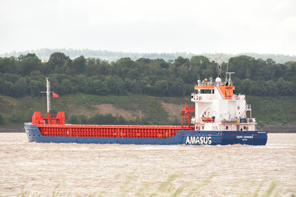 sharpnessmike's tweet image. EEMS TJONGER arriving from Santander with cement 3/7/24 with Harry just chilling on the shore