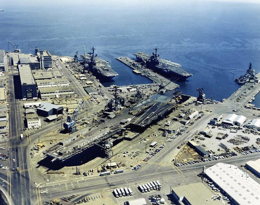 r116440's tweet photo. ⚓️🇺🇸@USNavy Forrestal-class #aircraftcarrier USS Ranger (CV-61) in drydock, with Midway-class USS Coral Sea (CV-43) & Essex-class USS Hancock (CVA-19), Hunter's Point, San Francisco. 25 Aug 1971. #warship #navy #naval #CV61 #CV43 #CVA19 https://t.co/BIhT9AO7q6