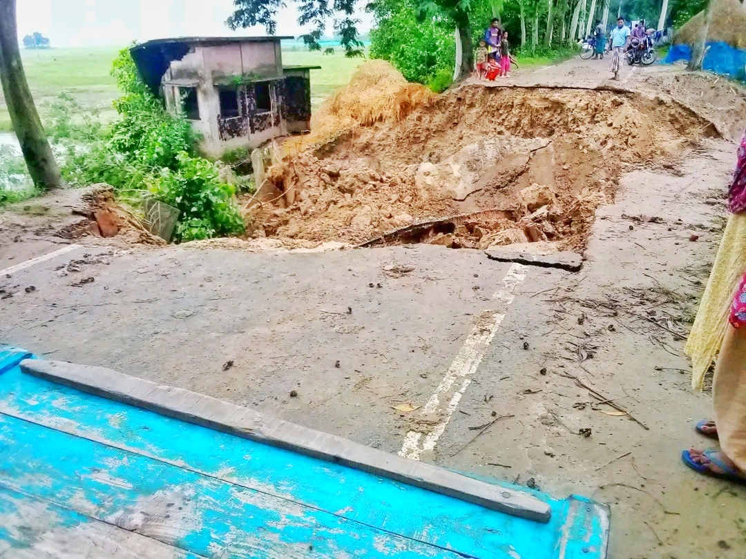 আত্রাইয়ে একাধিক স্থানে বাঁধে ধস, যোগাযোগ ব্যবস্থা বিচ্ছিন্ন