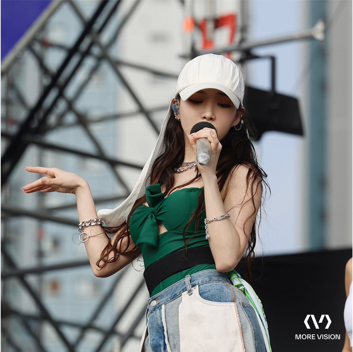 CH_CHUN9HA's tweet photo. CHUNG HA 청하 at #WATERBOMBSEOUL 📸

#CHUNGHA #청하 #워터밤서울
#MOREVISION #모어비전 https://t.co/FVX3OQ4Mjx