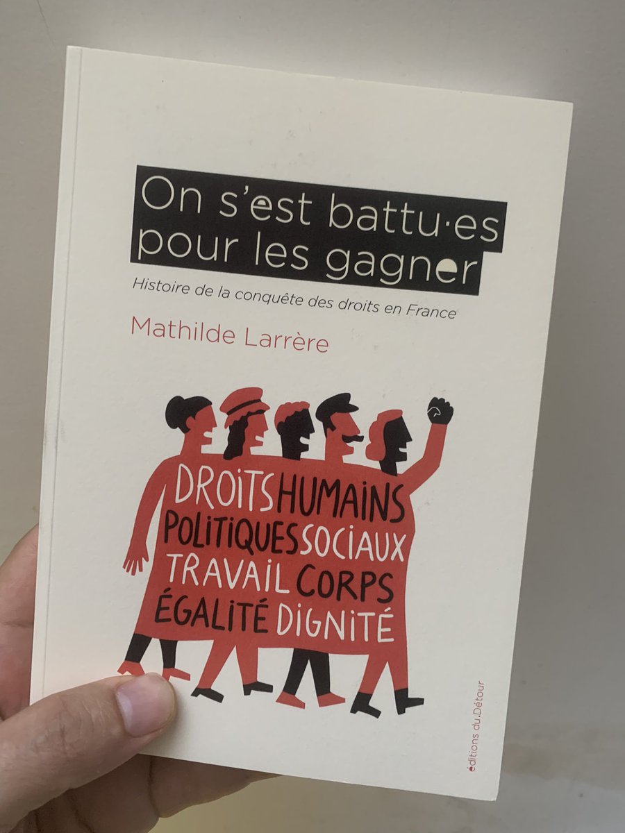Le prochain livre de @LarrereMathilde aux éditions <a href="/DuDetour/">Éditions du Détour</a> ne sort qu’en août, mais c’est en ce WE de juillet qu’il est d’une actualité brûlante : histoire de la conquête des droits sociaux et politiques, à l’heure de les défendre à tout prix ✊✊