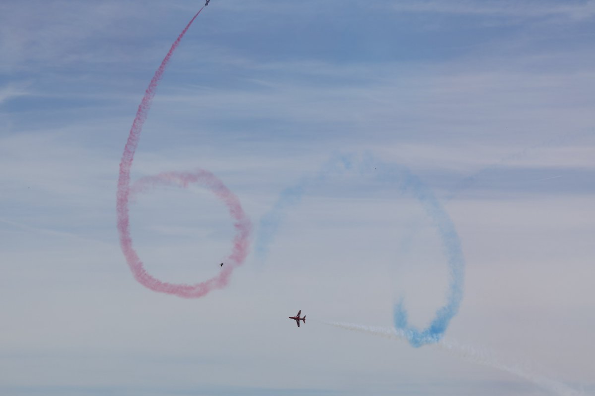 robin_tyrrell's tweet photo. @rafredarrows #redarrows 60th Anniversary - Festival of Flight @ShuttleworthTru   lovely setting; great occasion. https://t.co/whGYYPhcDQ