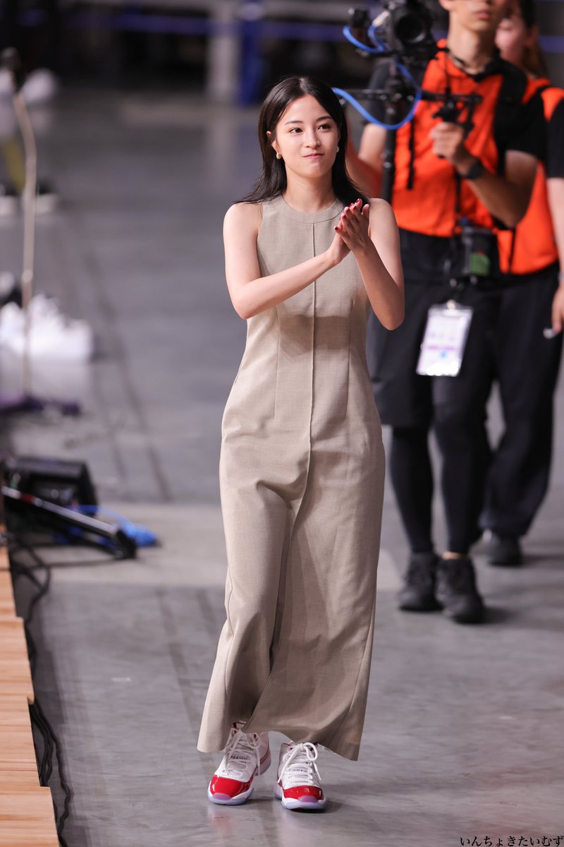 広瀬すずさんが白×赤AJ11履いてたねぇ🤩✨ これ欲しかったけど発売日ド