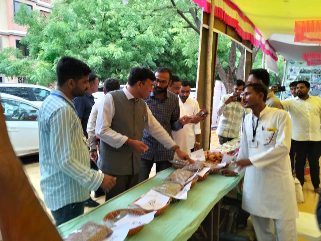 ATMA (@atmagujarat) on Twitter photo સારંગપુર, જી. બોટાદ ખાતે પ્રાકૃતિક કૃષિ સ્ટોલની મિલાકાત લેતા માન. કેન્દ્રીય કેબિનેટ મંત્રી શ્રી <a href="/mansukhmandviya/">Dr Mansukh Mandaviya</a> જી.
#NaturalFarming
#AcharyaDevvrat સારંગપુર, જી. બોટાદ ખાતે પ્રાકૃતિક કૃષિ સ્ટોલની મિલાકાત લેતા માન. કેન્દ્રીય કેબિનેટ મંત્રી શ્રી <a href="/mansukhmandviya/">Dr Mansukh Mandaviya</a> જી.
#NaturalFarming
#AcharyaDevvrat