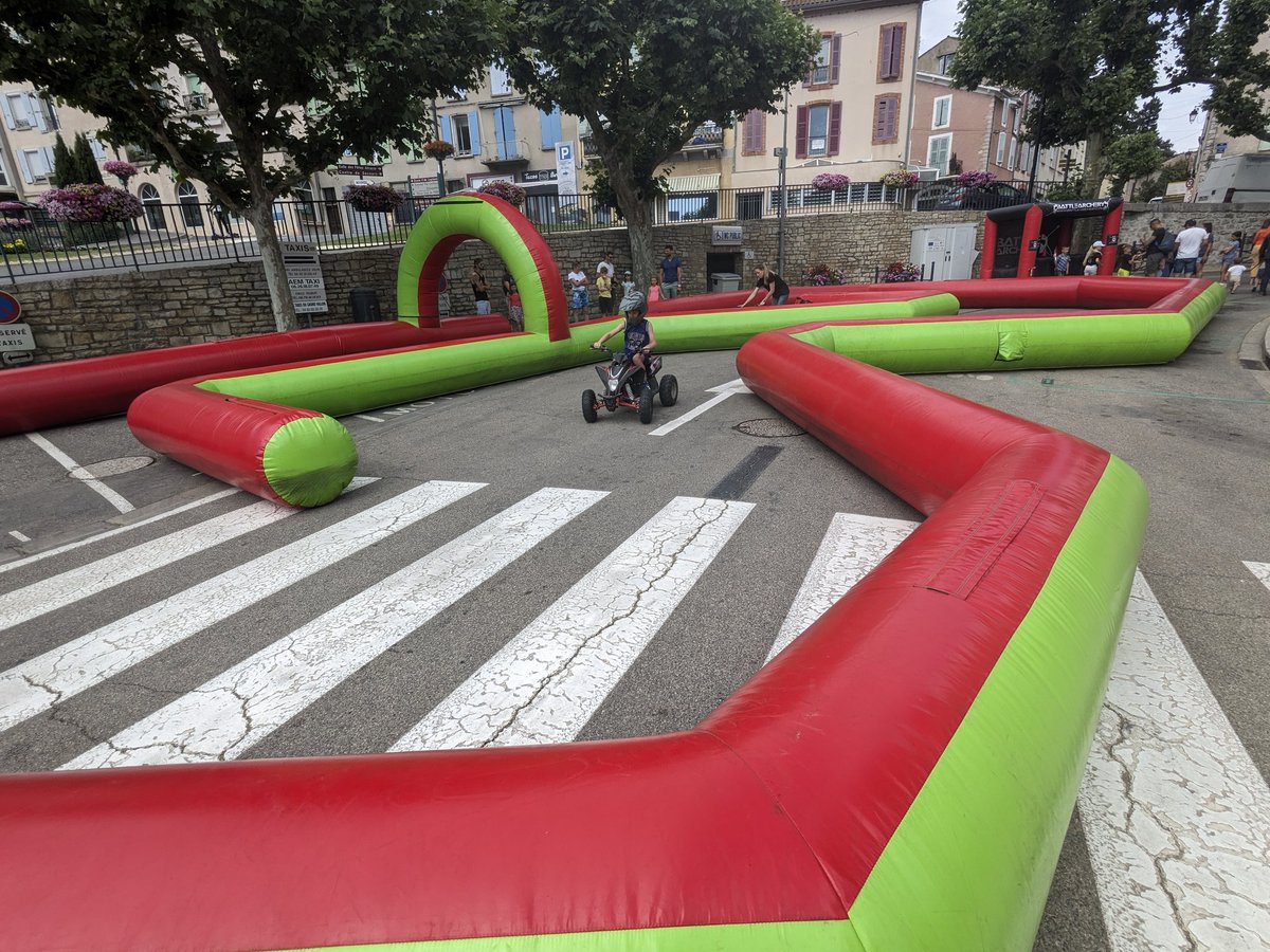 The French don't mess around when they decide to turn the streets over to kids play (even if only for the day) <a href="/PlayfulAnytime/">PlayfulAnywhere</a>