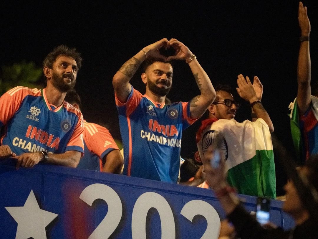 mufaddal_vohra's tweet photo. Virat Kohli to the crowd - 🫶❤️. https://t.co/7uCFxgLd55