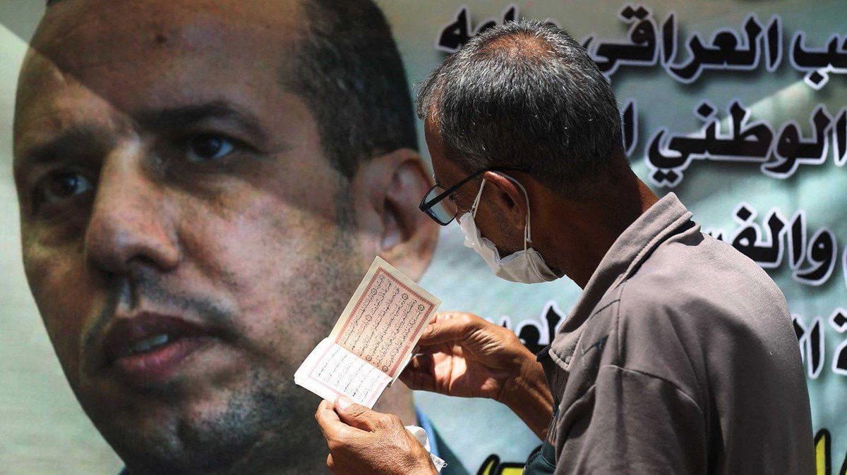 AliMoneam2's tweet photo. كان يمكن للشهيد أن ينخرط في جوقة الزبابيگ، وأن يعيش حياةً هانئة أسوةً بأقرانه من أرباع الصحفيين، الذين انخرطوا في جسّد النظام الحكم وأصبحوا أداةً لضرب كل صوت معارض. ولكنه اختار المواجهة بدل المواراة خلف جدار الصمت، ليدفع جراء ذلك حياته بِبِضعِ رصاصات ثمنًا للحقيقة.  #هشام_الهاشمي https://t.co/REAUW7AgXe